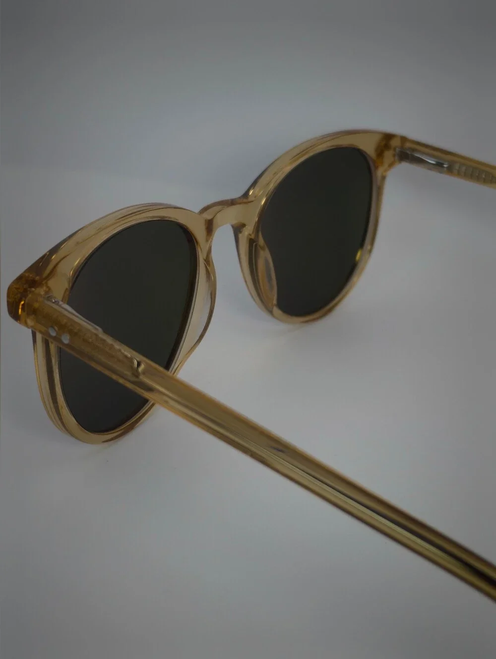 Seah. Amber Light Brown Frame. Round Lens.